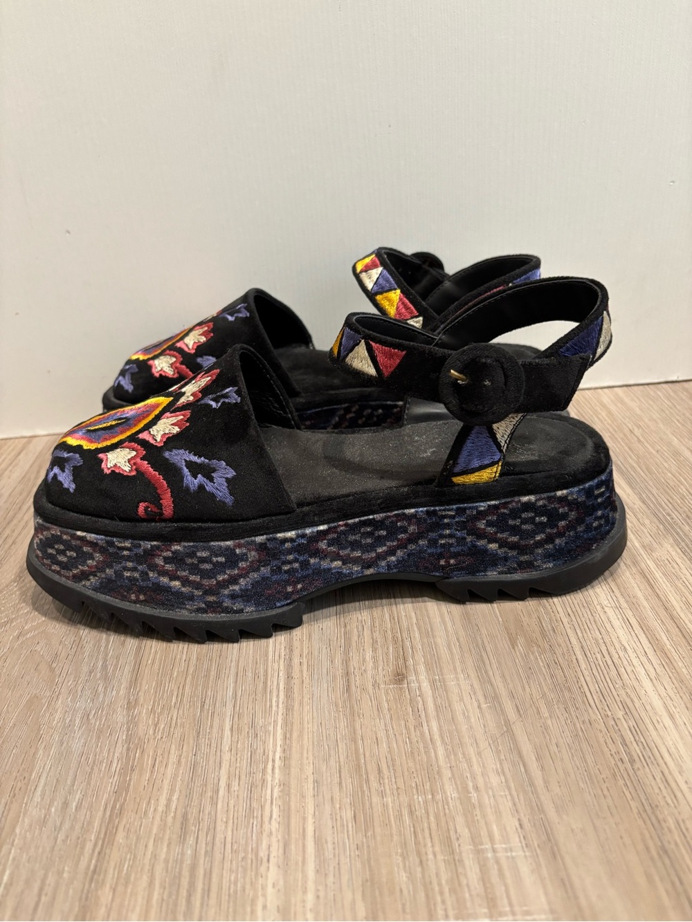 Farm Rio Black Closed Toe Platform Sandals Boho Artsy Embroidered Chunky Size 7 - Picture 3 of 7